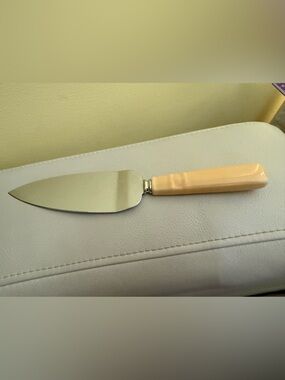 Cream-Handle Cake Server - Stainless Steel Blade